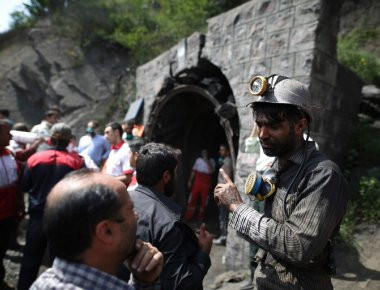 Συνεχίζεται η μάχη για τη διάσωση εγκλωβισμένων μετά την έκρηξη σε ορυχείο στο Ιραν (φωτό)